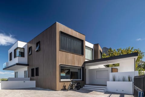 Facade/entrance, View (from property/room)