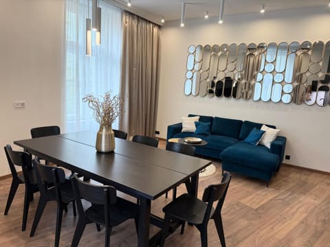 Living room, Seating area, Dining area, Diving