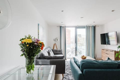 Beautiful 1 Bedroom Apartment with parking in Gloucester Docks Apartment in Gloucester