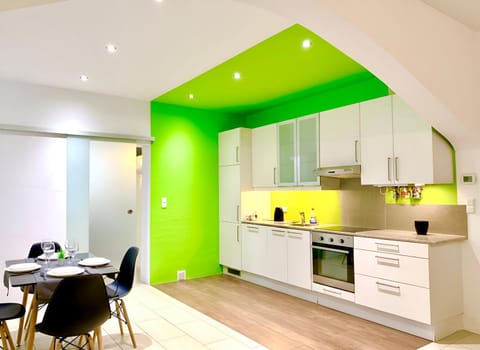 Kitchen or kitchenette, Dining area