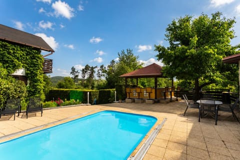 Property building, Patio, Spring, Day, Natural landscape, Garden, Garden, Balcony/Terrace, Balcony/Terrace, Garden view, Garden view, Pool view, Swimming pool, Swimming pool, sunbed