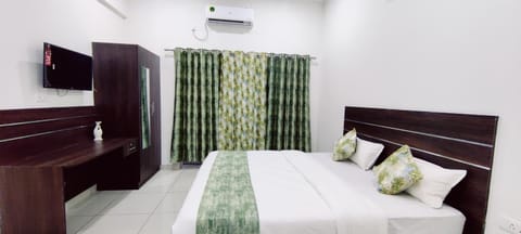 Bed, TV and multimedia, air conditioner