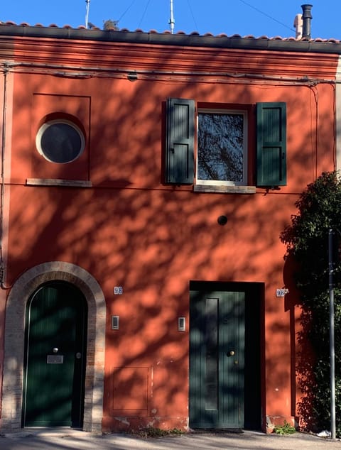 Facade/entrance