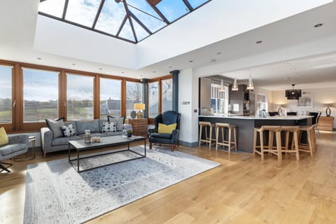 Oaktree Lodge - Luxury Cottage, Hot Tub, Sea Views House in Saundersfoot