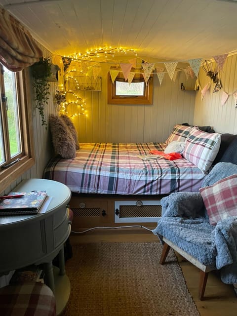 Oakley View Shepherds Hut with hot tub Chalet in England