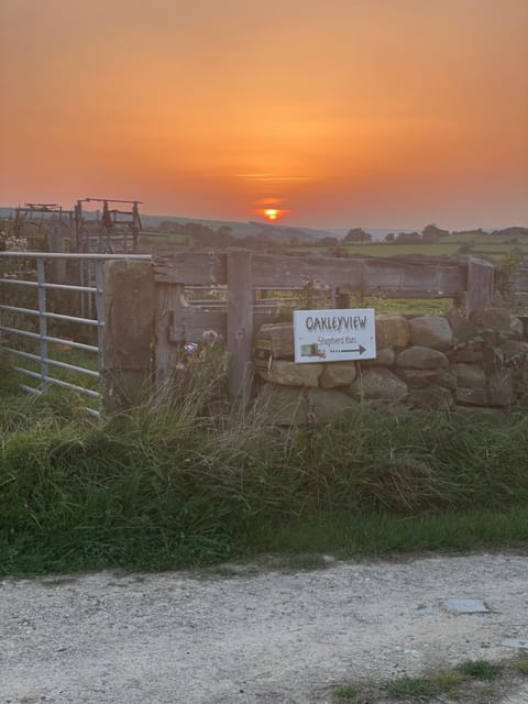 Oakley View Shepherds Hut with hot tub Chalet in England