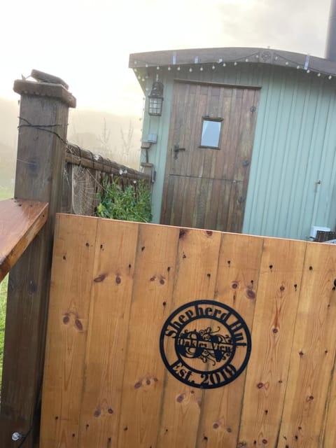 Oakley View Shepherds Hut with hot tub Chalet in England