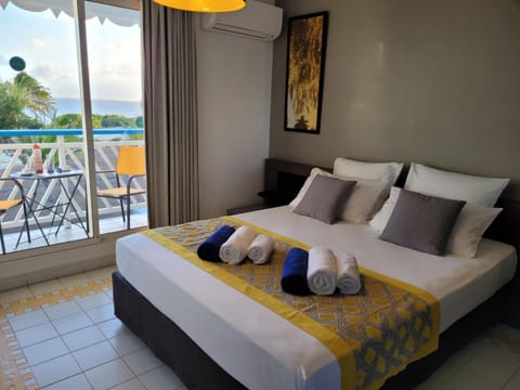 Bed, Natural landscape, View (from property/room), Balcony/Terrace, Bedroom, Sea view, towels