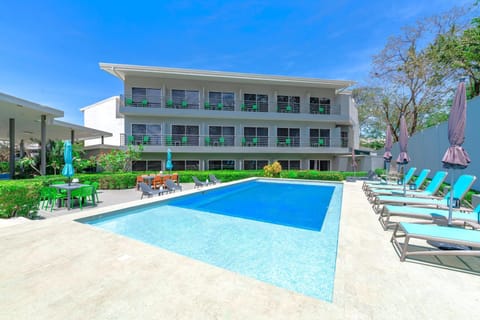 Property building, Summer, Dining area, Swimming pool, sunbed