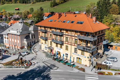 Property building, Off site, Bird's eye view, Street view, Location, Parking
