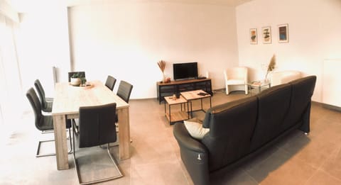 Seating area, Dining area