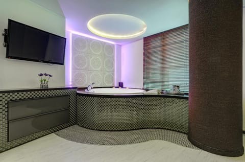 TV and multimedia, Swimming pool