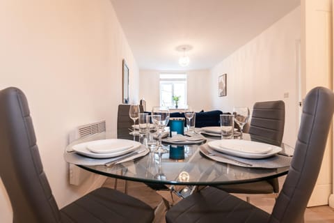 BEST PRICE - Superb Southampton City Apartments, Single Beds or King Size & Sofabed - AMAZING location close to MAYFLOWER THEATRE FREE PARKING Apartment in Southampton