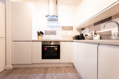 BEST PRICE - Superb Southampton City Apartments, Single Beds or King Size & Sofabed - AMAZING location close to MAYFLOWER THEATRE FREE PARKING Apartment in Southampton