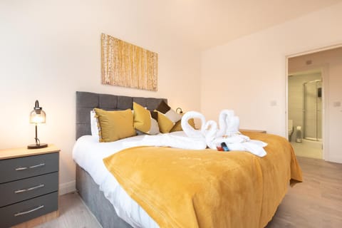 BEST PRICE - Superb Southampton City Apartments, Single Beds or King Size & Sofabed - AMAZING location close to MAYFLOWER THEATRE FREE PARKING Apartment in Southampton