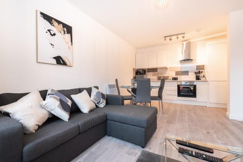 BEST PRICE - Superb Southampton City Apartments, Single Beds or King Size & Sofabed - AMAZING location close to MAYFLOWER THEATRE FREE PARKING Apartment in Southampton