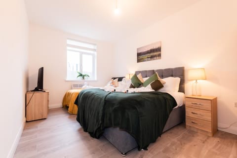 BEST PRICE - Superb Southampton City Apartments, Single Beds or King Size & Sofabed - AMAZING location close to MAYFLOWER THEATRE FREE PARKING Apartment in Southampton