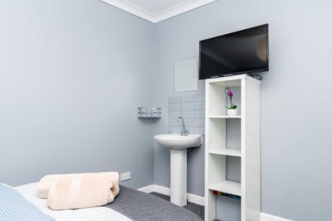 Shirley house 2, Self Catering Guest House, Self Check in, Smart locks, 10 min Walk to Southampton General, Aspire and Princess Anne Hospitals, Access to Fully Equipped Kitchen, Excellent Transport Links, Ideal for Longer Stays and Hospital Shifts Bed and Breakfast in Southampton