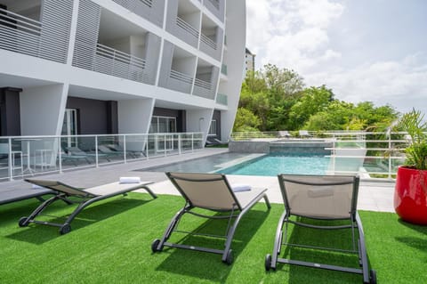 Property building, Day, Balcony/Terrace, Pool view, Swimming pool, Swimming pool, sunbed
