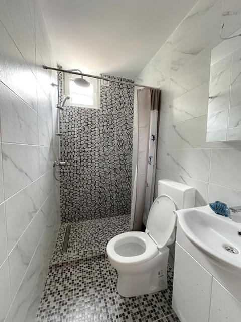 Shower, Toilet, Bathroom, towels