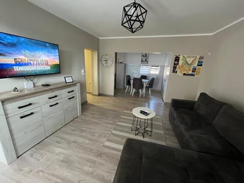 TV and multimedia, Kitchen or kitchenette, Living room, Seating area, Dining area