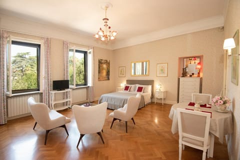 TV and multimedia, View (from property/room), Photo of the whole room, Seating area, Bedroom, hair dresser, internet