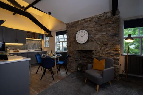 Spacious - Contemporary 2BR Apartment - Central Ambleside - Parking Apartment in Ambleside