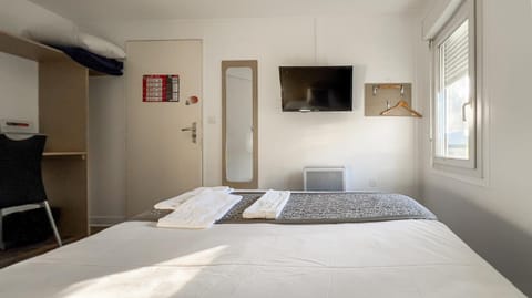 Bed, TV and multimedia, Photo of the whole room, Bedroom, towels