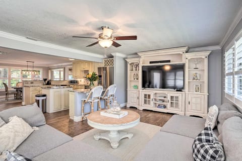 Poolside Paradise with Tropical Hut in Palm Beach House in Palm Beach Gardens