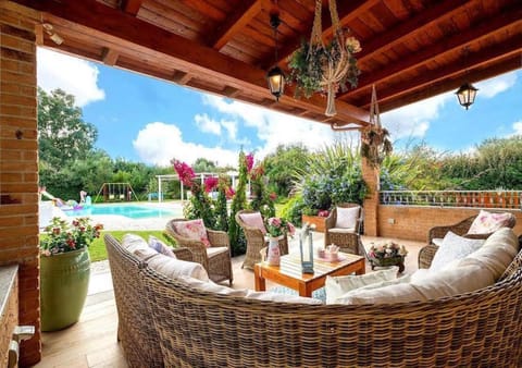 VILLA DOLORES , with a spectacular swimming pool with hydromassage and a big garden for the children - IUN S3325 Villa in Sardinia