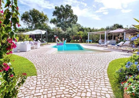 VILLA DOLORES , with a spectacular swimming pool with hydromassage and a big garden for the children - IUN S3325 Villa in Sardinia