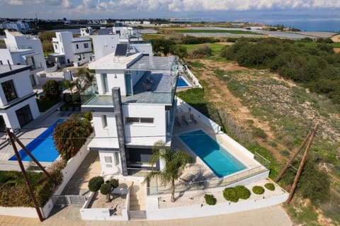 Property building, Natural landscape, Bird's eye view, Pool view, Sea view, Swimming pool, sunbed