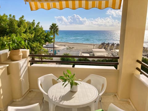 Day, Natural landscape, View (from property/room), Balcony/Terrace, Living room, Seating area, Dining area, Beach, Sea view