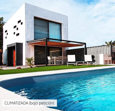 Property building, Pool view, Swimming pool, sunbed