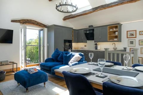 Communal lounge/ TV room, TV and multimedia, Kitchen or kitchenette, Living room, Seating area, Dining area