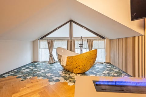 Photo of the whole room, Bedroom, Bath
