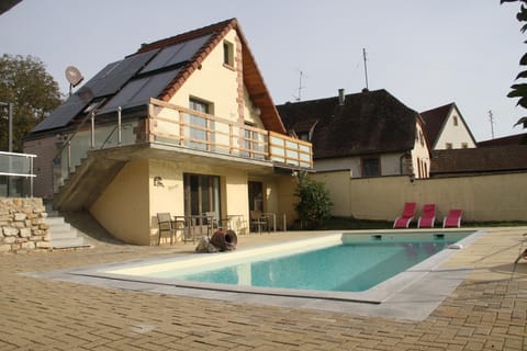Swimming pool, sunbed
