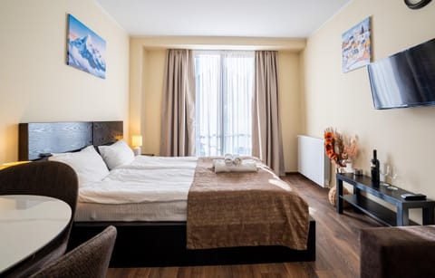 Bed, TV and multimedia, Bedroom