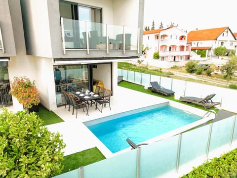 Property building, Balcony/Terrace, Pool view, Swimming pool, sunbed