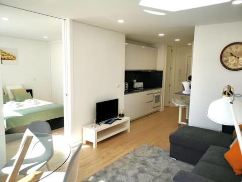 Communal lounge/ TV room, TV and multimedia, Living room, Decorative detail, Seating area, Area and facilities