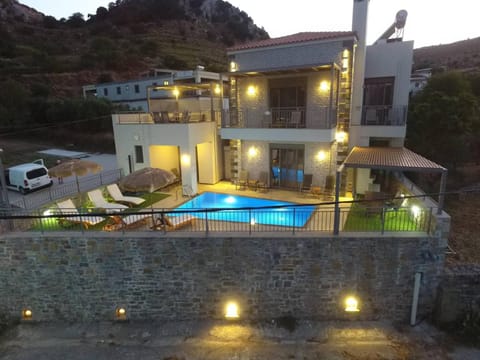 Property building, Natural landscape, Mountain view, Pool view, Swimming pool, Parking
