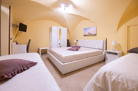 Bed, TV and multimedia, Photo of the whole room, Bedroom, wardrobe
