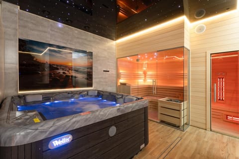 Hot Tub, Sauna