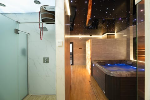 Hot Tub, Sauna, Bathroom