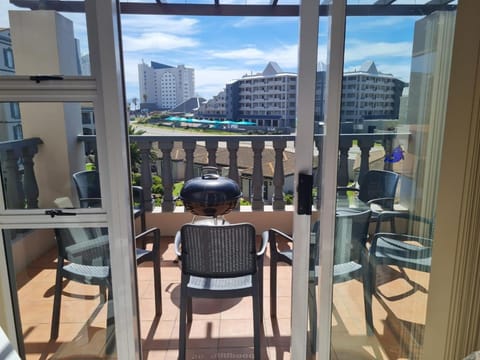 Balcony/Terrace, Street view