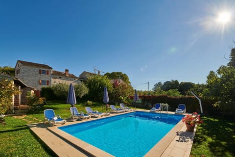 Property building, Garden, Balcony/Terrace, Seating area, Swimming pool