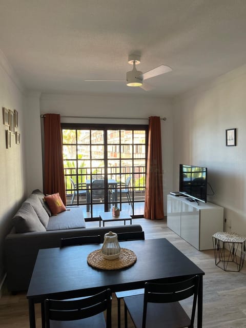 TV and multimedia, View (from property/room), Living room, Seating area, Dining area, Sea view, Inner courtyard view, fireplace
