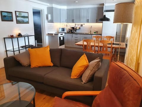 Kitchen or kitchenette, Living room, Seating area, Dining area, dishwasher, minibar