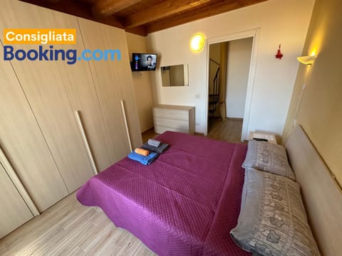 Bed, TV and multimedia, Photo of the whole room, Bedroom, wardrobe
