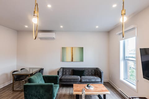 TV and multimedia, Living room, Seating area, Dining area, air conditioner